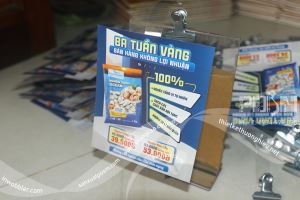 Wobbler lò xo bọc nhựa kẹp sắt và wobbler thân nhựa trong.